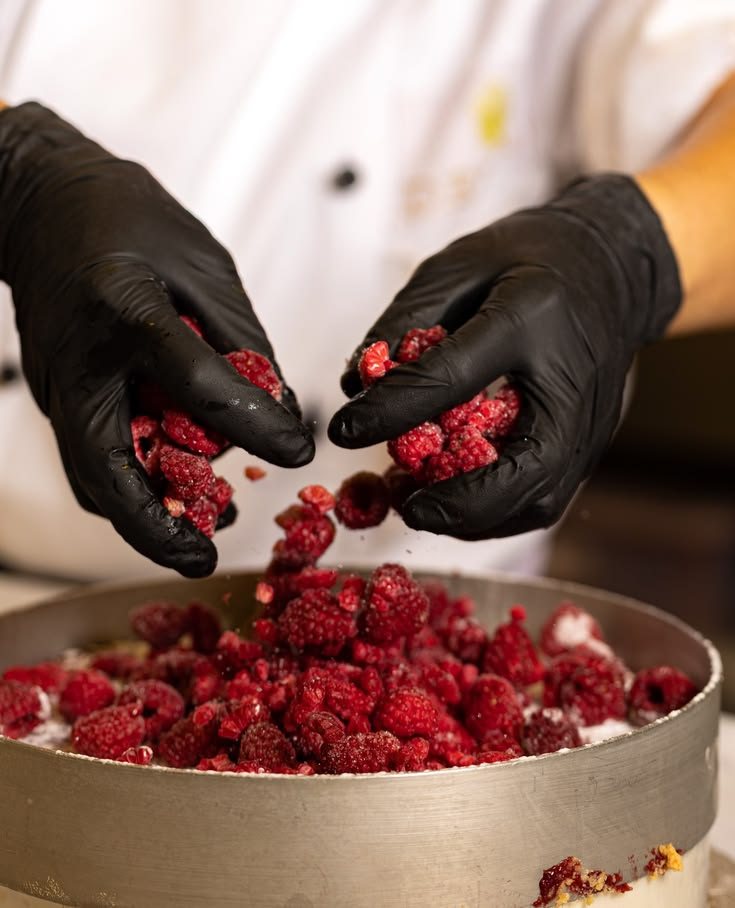 Lamponi freschi per una torta in preparazione