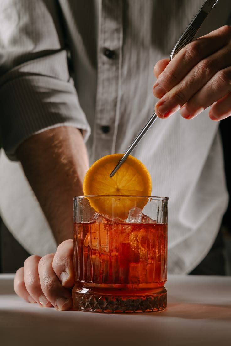 Negroni con fetta d'arancia